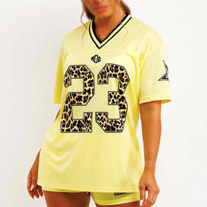 Conjunto de Jersey y Pantalones Cortos de Fútbol Americano Personalizados para Mujer, Estilo Urbano, Estampado de Leopardo Amarillo con Número, Cuello en V, Poliéster, Ropa Deportiva al por Mayor - Product Image 3