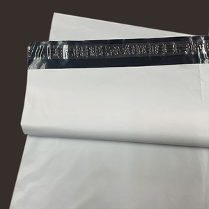 Alto espesor 23*12mm Poly Mailer interior negro exterior blanco Express <span class=keywords><strong>Courie</strong></span> sello adhesivo impermeable zapatos bolsa de embalaje de ropa - Product Image 6