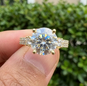แหวนแต่งงานเพชรทรงกลม 3CT ขั้นสูง รุ่น E VVS2 VS1 คอลเลคชั่นทองสามเม็ด - Product Image 6