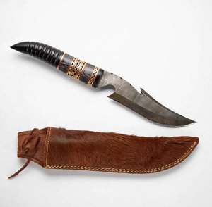 Cuchillo de exterior hecho a mano de acero de Damasco con mango de cuerno tallado y espaciadores de latón - Product Image 1