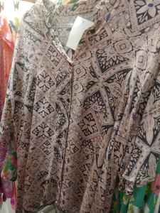 Blusa Elegante Vintage con Degradado Ombre Estilo Atardecer y Patrón de Estrellas, de Seda Satinada, de Lujo, Manga Larga, con Botones, Color Durazno, para Mujeres y Niñas - Product Image 3