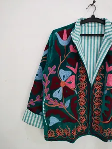 Chaqueta Boho Chic de Terciopelo Verde Menta con Bordado Suzani y Vibrante Trabajo de Hilo Floral, Abrigo de Moda para Mujer Otoño Invierno - Product Image 3