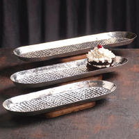Plato de servir plateado martillado de diseño moderno, elegante tazón ovalado largo sobre una base de madera sólida. Perfecto para la decoración de mesas de lujo