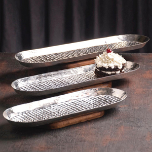 Plat de service en argent martelé au design moderne, élégant bol ovale allongé sur une base en bois massif. Parfait pour la décoration de table de luxe - Product Image 4