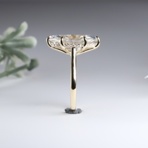 Anillo de compromiso de lujo de oro amarillo con diamante de laboratorio talla marquesa, halo oculto redondo bajo la galería, joyería de boda solitaria - Product Image 2