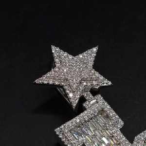 จี้เงินแท้ 925 ประดับมอสซาไนต์ รูปทรงเหรียญกลม 3 นิ้ว  งานสั่งทำพร้อมโลโก้  ความใส VVS  แบบหนีบ  ดีไซน์ฮิปฮอป - Product Image 3