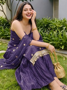 Ensemble Anarkali brodé violet avec bordure miroir, robe coupe classique et dupatta, vêtements pakistanais pour mariage, Diwali et fêtes - Product Image 3