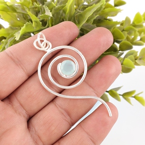 Pendentif en chalcédoine aqua naturelle taille ronde, en laiton plaqué argent 925, serti à la main, avec chaîne plaquée - Product Image 1