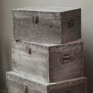 Juego de baúles de almacenamiento rústicos de acero galvanizado con bordes reforzados para un estilo industrial. - Product Image 1