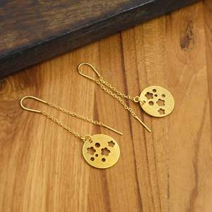 Boucles d'oreilles en laiton pour femmes |   Boucles d'oreilles pendantes rondes dorées à découpes florales |   Fabricant de bijoux de mode sur mesure OEM ODM - Product Image 3