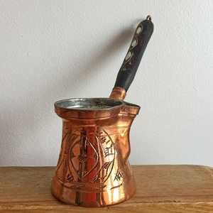 หม้อกาแฟทองแดงตีลายสีดำทรงกลมแบบตุรกี ซีซ์เว อิบริก ด้ามจับยาว ดีไซน์วินเทจ สำหรับชงกาแฟ - Product Image 4