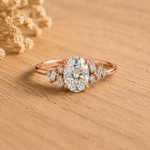 Bague de fiançailles en or massif avec diamant de laboratoire ovale de luxe, couleur E, clarté VVS, sertie de pierres latérales baguette et rondes, bague fine - Product Image 3