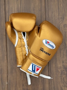 ชุดอุปกรณ์ชกมวยแบบกำหนดเองได้ หนังสีทอง ระดับมืออาชีพ แบบผูกเชือก ปิดนิ้วมือเต็มรูปแบบ สายรัดข้อมือแบบปรับได้ด้วยแถบตีนตุ๊กแก - Product Image 4