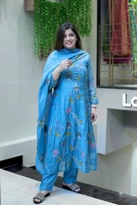 Ensemble Kurti fantaisie en tissu coton Chanderi bicolore avec de magnifiques broderies, idéal pour le bureau et les occasions spéciales. - Product Image 4