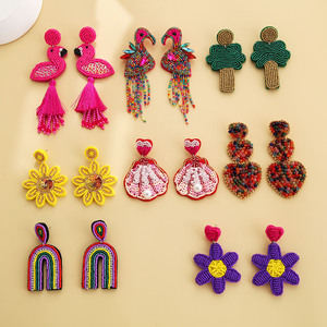 Boucles d'oreilles pendantes style bohème pour femme, avec perles de verre, motifs fleur, flamant rose, cactus et graines, design tendance par MULTI CRAFT - Product Image 1