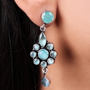 ต่างหูห้อยสไตล์โบฮีเมียนสำหรับผู้หญิง ทำจากทองเหลืองชุบเงินออกซิไดซ์ ประดับด้วยหินออนิกซ์ |   เครื่องประดับอินเดียทำมือ |   ผู้จัดจำหน่ายสินค้าขายส่งจำนวนมาก - Product Image 1