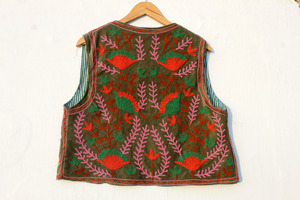 Chaleco vintage de terciopelo Suzani con bordado artesanal, estilo bohemio chic, chaleco para mujer, chaqueta Suzani, regalo para ella. - Product Image 4