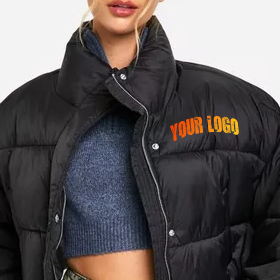 Chaqueta de Invierno Acolchada de Algodón con Cierre de Burbuja, Color Negro Sólido, con Logotipo Personalizado, Manga Larga, Bordada, para Mujer - Product Image 3