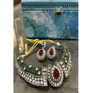 Conjunto de Collar y Pendientes Kundan con Piedras de Latón Chapado en Oro Impecable, Estilo Tikka, Moderno, para Mujer, Regalo de Boda o Compromiso Indio - Product Image 1