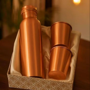 Juego de botella de agua con acabado de cobre natural y dos vasos a juego en empaque de regalo para la salud y el bienestar ayurvédico de mesa. - Product Image 1