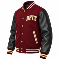 Veste universitaire marron avec manches en cuir noir, boutons dorés, logo brodé, style preppy pour homme, vêtement d'automne