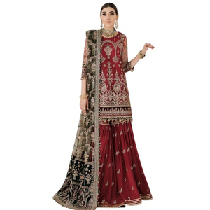 Robe de mariée pakistanaise haut de gamme, rose poudré et argentée, avec des détails en miroir métallique et des cristaux complexes. - Product Image 1