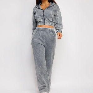 Conjunto de Sudadera con Capucha Corta Distressed de Gran Gramaje Personalizado y Pantalones Acampanados de Chándal para Mujer con Pedrería y Lavado Ácido - Product Image 3