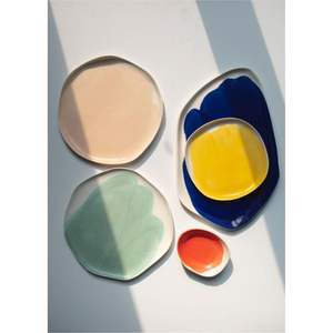 Ensemble de plateaux de service en métal irréguliers faits à la main, assiettes décoratives abstraites et colorées émaillées, vaisselle moderne pour la décoration intérieure, vente en gros - Product Image 1