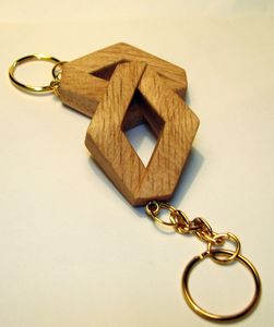 Porte-clés en bois unique avec initiales gravées sur mesure pour les cadeaux de mariage, les cadeaux d'anniversaire et les célébrations - Product Image 1