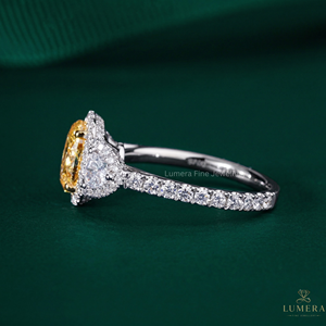 Impresionante Anillo de Oro Amarillo con Piedras Ovaladas, Trillón y Redondas VVS2, Oro de 9k, 10k, 14k y 18k, Selección de Joyería Fina de Calidad Artesanal - Product Image 2