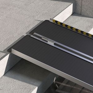 Rampa Pieghevole per Sedia a Rotelle Nera da 2,4 m in Alluminio Antiscivolo con Capacità di 272 kg per Gradini e Porte - Product Image 6