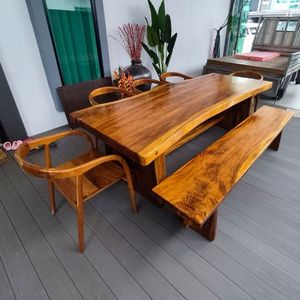 Elegante Juego de Mesa de Comedor de Madera de Suar Sólida con Diseño de Borde Natural y Elegantes Sillas y Bancos de Madera a Juego - Product Image 1