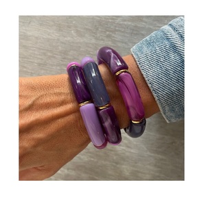 Bracelets en résine tendance de couleur violette avec accents plaqués or, bijoux de mode unisexe de qualité supérieure - Product Image 3