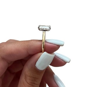 Élégante bague de fiançailles bicolore avec diamant de laboratoire taille coussin allongée de 2 carats et sertissage surélevé - Product Image 6