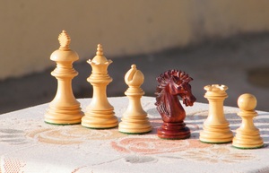 Piezas de ajedrez de lujo de la serie Camelot en tamaño Rey 3.25, de palisandro/madera de boj. - Product Image 3