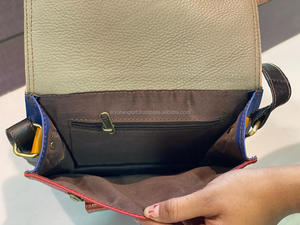 Bolso de mano de piel reciclada, bandolera de cuero con estampado Animal multicolor - Product Image 6