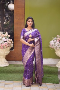 Sari Tradicional Indio de Seda Banarasi con Trabajo de Tejido Zari para Bodas y Eventos Festivos, Atuendo para Mujer - Product Image 3