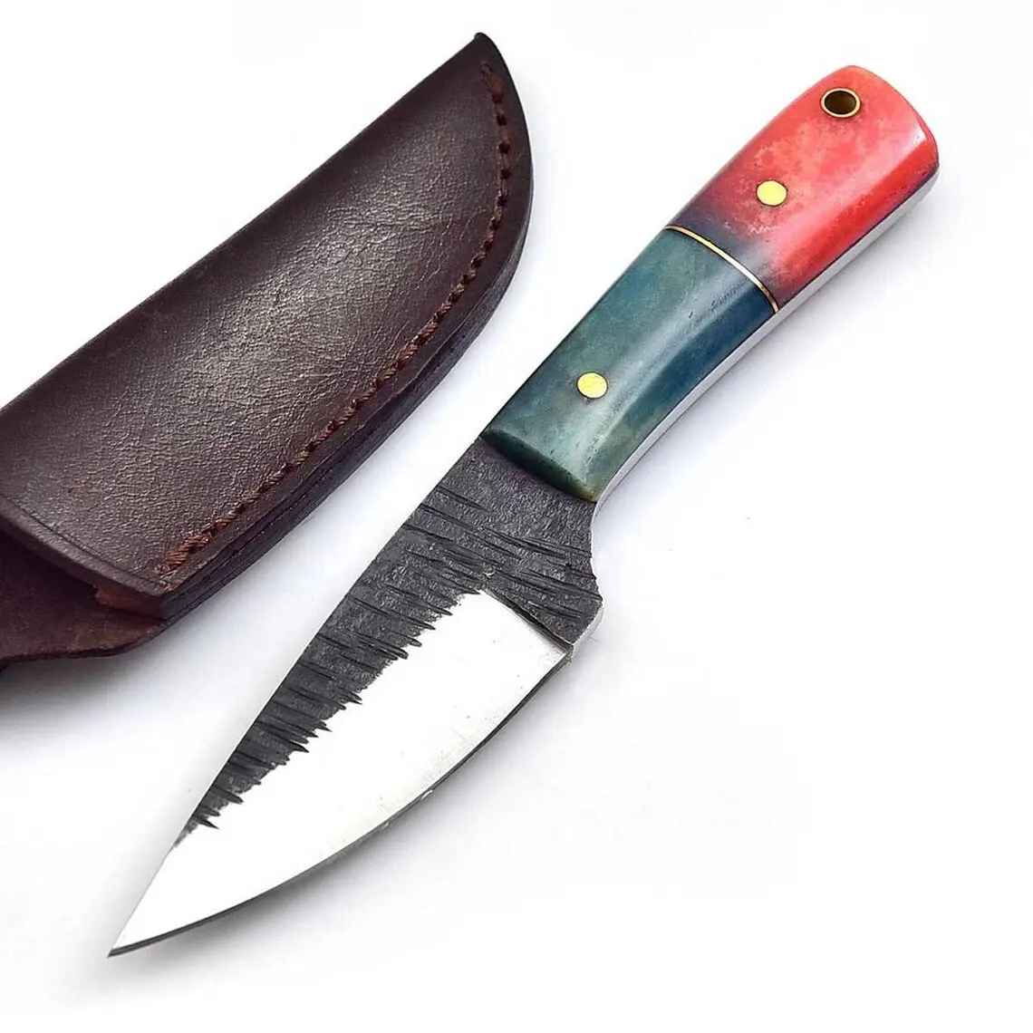 سكين جلد عالي الكربون مصنوع يدويًا خصيصًا مع جمل فولاذية ملونة وجلد ناعم سكين تخييم