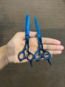 กรรไกรซอยผมมืออาชีพแบบพับได้ 32 ฟัน ใบมีดสแตนเลสคมกริบ สำหรับคนถนัดขวา ด้ามยาว ใช้ในร้านตัดผม - Product Image 2