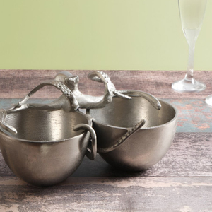 Ensemble de deux bols de luxe en métal argenté avec poignée centrale décorative en forme de pieuvre pour les fruits de mer, les collations et les trempettes, idéal pour la décoration de la maison au bord de la mer - Product Image 5