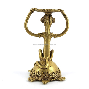 Support de bougie artisanal en laiton, duo singe et tortue, doré, en métal et verre - Product Image 6