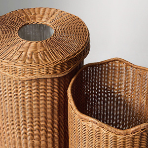 Cesto de Ropa Alto de Mimbre Tejido con Tapa Festoneada, Cesto de Ropa Hecho a Mano para Almacenamiento en Baño y Dormitorio - Product Image 4