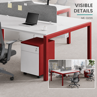 Poste de travail moderne en bois pour 4 personnes avec rangement, écrans d'intimité gris, plans de travail blancs, structure de support carrée rouge