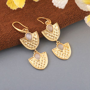 Pendientes de gancho con piedra lunar blanca doble tallada en forma de rombo, de latón macizo chapado en oro de 18k, joyería de moda al por mayor, pendientes de diseñador. - Product Image 2
