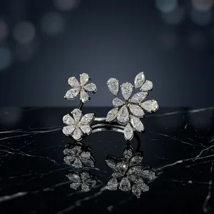 Bague de fiançailles et de mariage pour femme, style romantique, avec diamant taille marquise en grappe florale, certifiée IGI, sertie à griffes en or, bijoux fins - Product Image 4