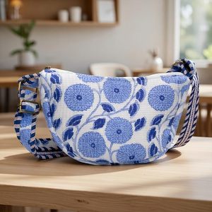 Bolso Bandolera Acolchado Azul con Estampado de Paisaje, Hecho a Mano, de Algodón, Estilo Boho, Ecológico, Multifuncional, para Viaje - Product Image 1