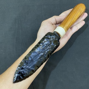 Couteau artisanal en obsidienne noire avec manche en bois, lame en pierre sculptée, imitation antique, sculpture d'art de collection - Product Image 3