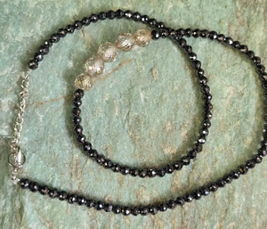 Hermosas Perlas de Diamante Moissanita de 5 Quilates de Color Amarillo y Perlas de Diamante Moissanita Negras de 3.50 MM, Joyería de Moissanita - Product Image 2