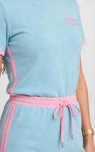 ชุดเสื้อยืดแขนสั้นและกระโปรงสีฟ้าสำหรับผู้หญิงจาก Oneten Apparels แต่งขอบสีชมพูตัดกัน - Product Image 2