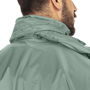 Chaqueta Impermeable y Cortavientos Unisex Ligera con Capucha y Cierre de Cremallera, Diseño Plegable en Color Verde Sólido - Product Image 4